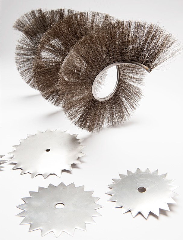 Spiralförmige Drahtbürste und sternförmige Corona-Elektroden aus der Kollektorkammer des Abscheiders