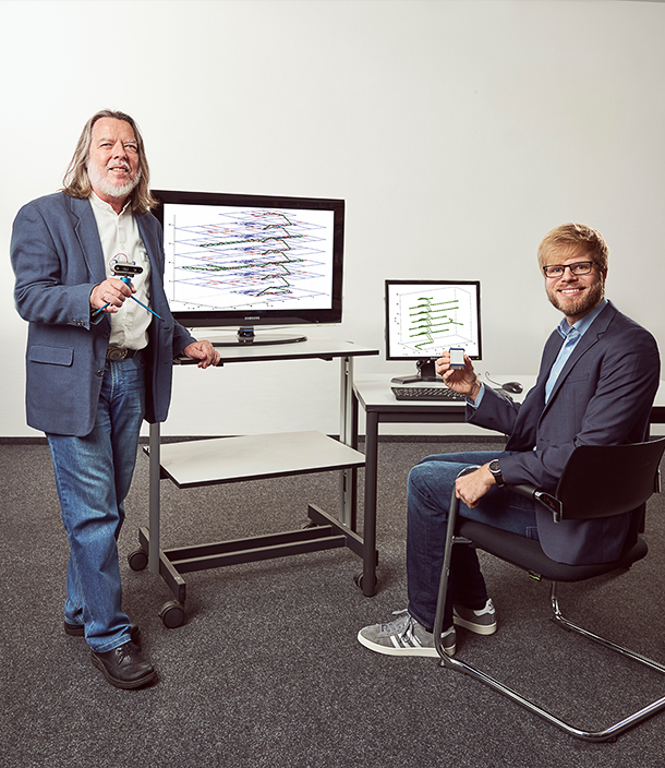 Professor Gert Trommer und Nikolai Kronenwett vor Computern mit dem Ortungssystem.