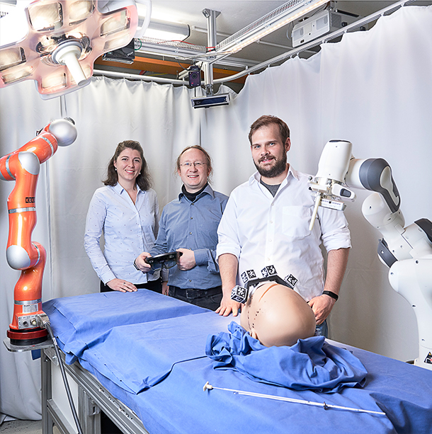 Jun.-Prof. Franziska Mathis-Ullrich, Prof. Björn Hein und Christian Kunz (v.l.n.r.) arbeiten bereits an einer Weiterentwicklung ihres Systems, bei der Chirurgen durch einen Roboter bei der Bestimmung von Einstichstelle und -winkel unterstützt werden.