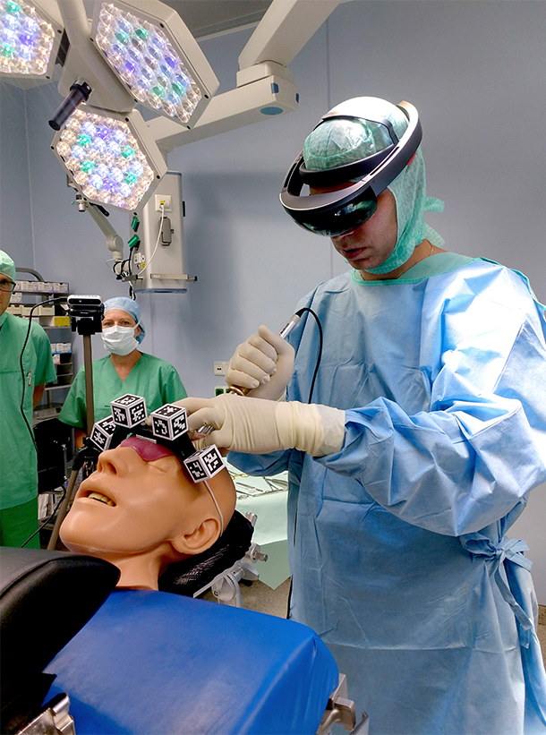 Während der Operationsvorbereitung wird ein Markersystem an der Stirn des Patienten befestigt. Dies ist notwendig, um eine exakte Überlagerung der virtuell eingeblendeten Hologramme mit der realen Umgebung sicherzustellen.