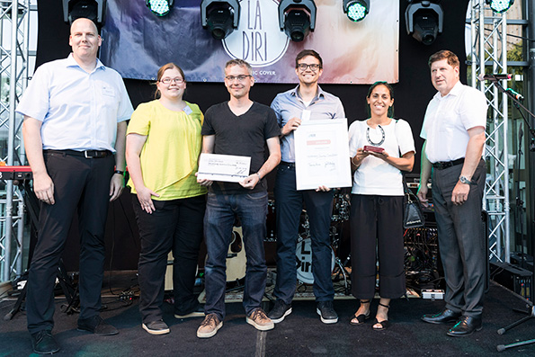 1st place jury and audience award 2018: Heisenberg Quantum Simulations.