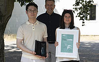 Das Team von FastForm nimmt den 1. Preis Ideenpreis entgegen. (Bild: Lisa Jungheim / KIT)
