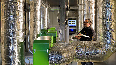 Langzeitbetrieb von Serienmodellen am Carola-Teststand, der mit Abgas aus einem 100 Kilowatt Hackgutkessel der HDG-Bavaria betrieben wird.