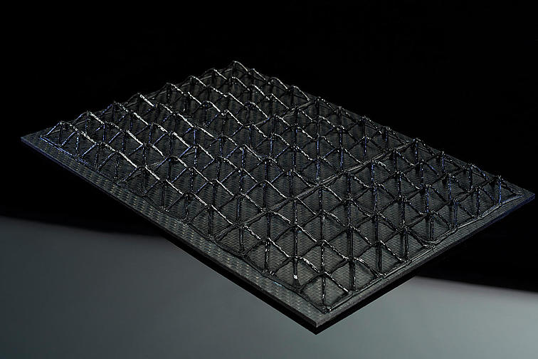 Druckprobe eines freistehenden 3D-Gitters, das mit neuem Mikrowellendrucker gedruckt wurde