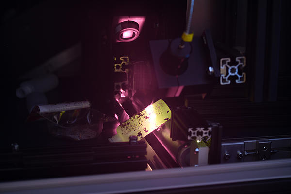 Fluorescent markers are excited by lasers or LEDs and are used to detect predefined types of plastic.