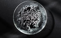 Eine Schüssel mit schwarzem Material, carbon black