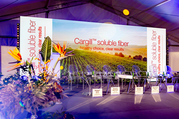 Bühne bei Eröffnung der neuen Produktionslinie von Cargill.