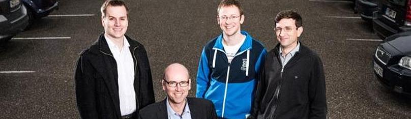 Dorian Oestreich, Professor Jörg Sauer, Ludger Lautenschütz und Dr. Ullrich Arnold mit dem von ihnen entwickelten neuen Kraftstoff OME.
