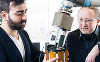 Hosam Alagi und Professor Dr. Björn Hein bei der Montage eines mit kapazitiven taktilen Näherungssensoren ausgestatteten 6-Achs-Roboterarms