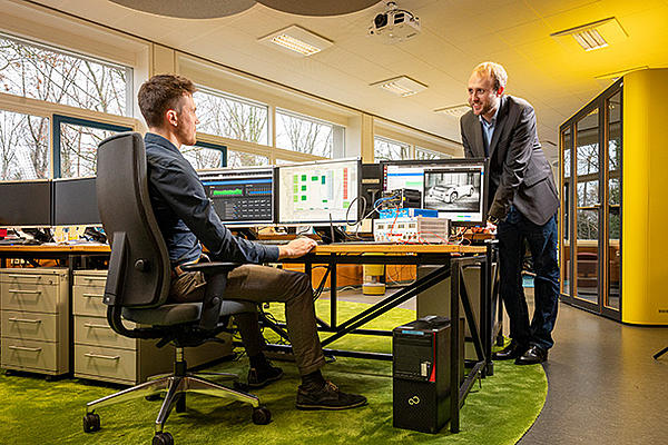 Dr. Hannes Stoll und Marc Schindewolf arbeiten gemeinsam in einem Büro.