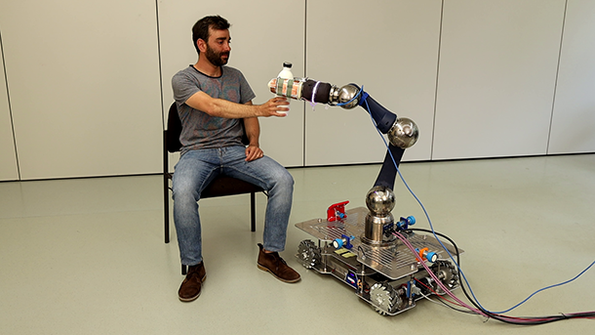 Hosam Alagi with the developed gripper on the assistance robot (Image: KIT)