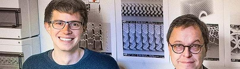 Frederik Meyer (links) und Prof. Martin Wegener (rechts) produzieren ihre Mikrostrukturen mit 3D-Druckern der Ausgründung Nanoscribe GmbH.