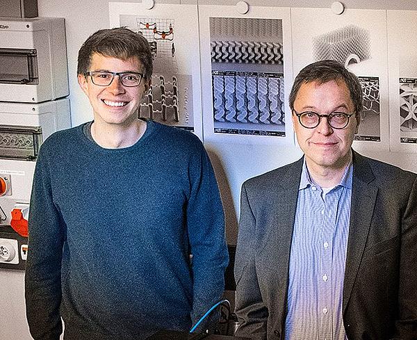 Frederik Meyer (links) und Prof. Martin Wegener (rechts) produzieren ihre Mikrostrukturen mit 3D-Druckern der Ausgründung Nanoscribe GmbH.