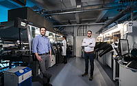 Junior-Prof. Ulrich Paetzold (L.) und Dr. Tobias Abzieher (R.) vor den neuen Anlagen zum Beschichten der Solarmodule aus der Flüssigphase (L.) und unter Vakuum (R.).