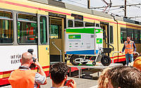 In der Live-Demonstration von regioKArgoTramTrain, steigt der spezielle Lastenanhänger (eTrailer) autonom in die Straßenbahn ein.