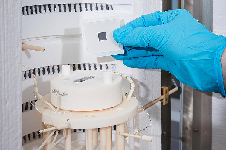 Hochtemperatur-Elektrolyse Testzelle mit keramischen Testgehäuse und Messaufbau im Prüffstand