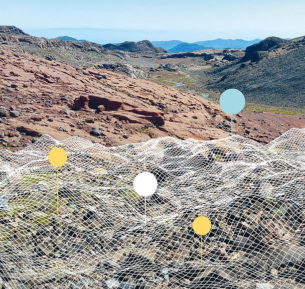 Trockene Steinlandschaft in Chile mit weißem Netz überlagert