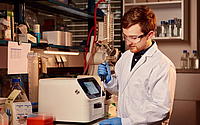 Dr. Maximilian Benza arbeitet im Labor.