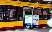 Der Lastenanhänger von regioKArgoTramTrain fährt autonom mit der Bahn in Zustellgebiete.