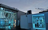 Ein Container und eine Halle mit Rohren und Versuchsanlagen.