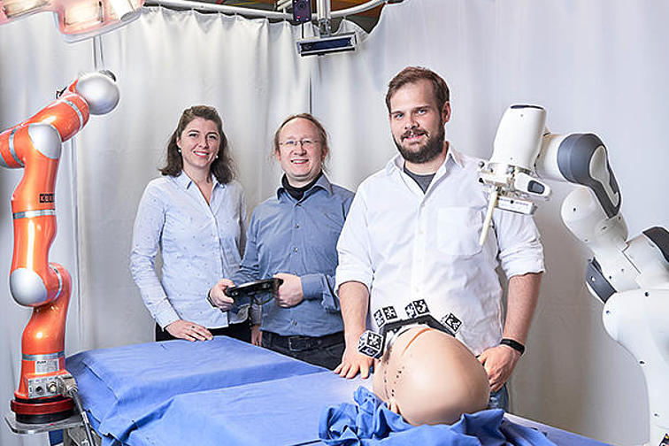 Jun.-Prof. Franziska Mathis-Ullrich, Prof. Björn Hein und Christian Kunz (v.l.n.r.) arbeiten bereits an einer Weiterentwicklung ihres Systems, bei der Chirurgen durch einen Roboter bei der Bestimmung von Einstichstelle und -winkel unterstützt werden.
