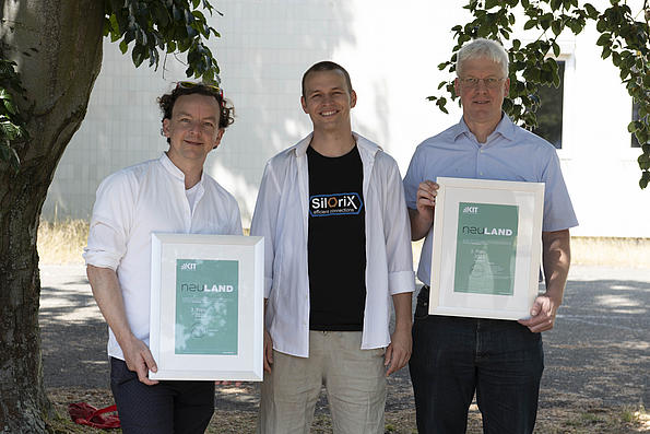 The team of SolOriX accepts the 3rd prize Transfer Award. (Image: Lisa Jungheim ( KIT)