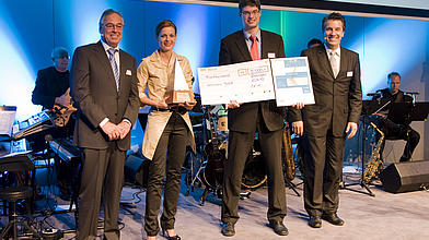 CyberOne Award für Dr. Alexandra Matzke und Dr. Matthias Klaften (beide rechts im Bild). Die Preise übergaben Dr. Tilman Schad, Vorstand bwcon, und Peter Hofelich, MdL (von links). (Foto: bwcon)