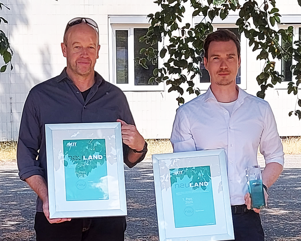 Dr. Uli Lemmer und Dr. Ruben Hünig mit der Trophäe und Urkunde des ersten Platzes Transferpreis