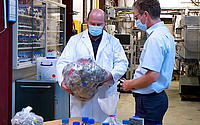 By means of pyrolysis, plastics are broken down into liquid and gaseous basic building blocks.