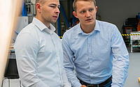 Lucas Bader (L.) und Sven Kruse (R.) bei der Weiterentwicklung des SenseKIT.