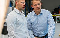 Lucas Bader und Sven Kruse arbeiten an der Weiterentwicklung des SenseKIT.